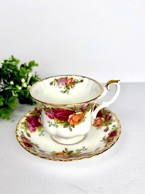 Royal Albert Old Country Roses Tea cup and Saucer Bone China Made in England